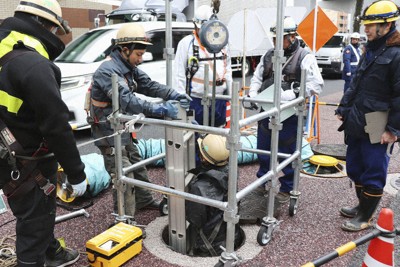 下水道の点検のためマンホール内に入る作業員＝名古屋市で（同市上下水道局提供、共同）
