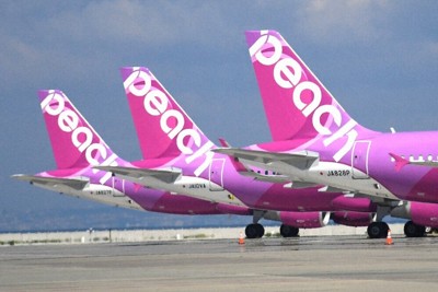 駐機するピーチ・アビエーションの機体＝関西国際空港で2024年9月4日、中村宰和撮影