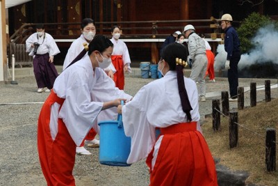 バケツリレーで消火訓練する巫女たち＝桜井市三輪の大神神社で、望月靖祥撮影