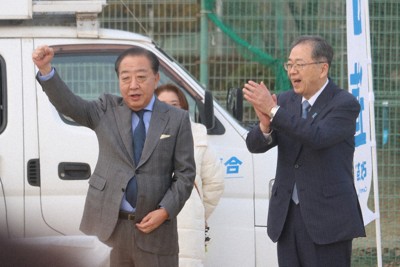 大牟田市で街頭演説する中道の野田佳彦（左）、斉藤鉄夫両共同代表＝福岡県大牟田市西新町の緑地運動公園運動広場で2026年1月29日午後、降旗英峰撮影