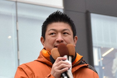 福岡市中央区で演説する参政党の神谷宗幣代表＝福岡市中央区の警固公園で2026年1月29日午後3時42分、日向米華撮影