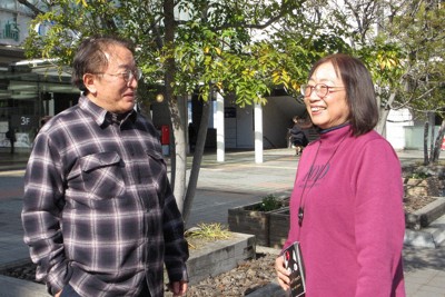 「失語症に関するイベントを成功させたいね」と語り合う小崎敏朗さんと妻寿子さん＝北九州市八幡西区で2026年1月14日午前11時47分、田後真里撮影