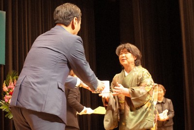 山口祥義知事（左）から表彰を受ける出席者＝佐賀市で2026年1月29日午前10時44分、西貴晴撮影