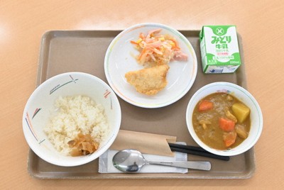 30日に提供される学校給食の献立。カレーやサメのフライなど＝大分市府内町3で2026年1月20日、山口泰輝撮影