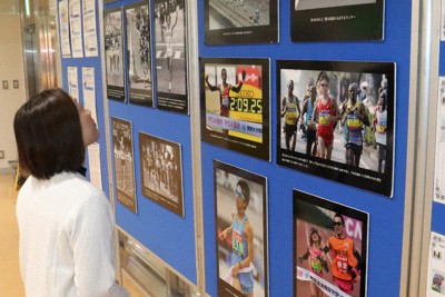 大分空港2階出発ロビーでは別大毎日マラソンの名シーンがよみがえる＝大分県国東市で2026年1月28日午後2時20分、久保田修寿撮影