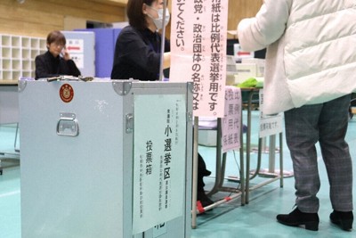 期日前投票に訪れた有権者（右）＝札幌市中央区で2026年1月28日午後4時55分、後藤佳怜撮影