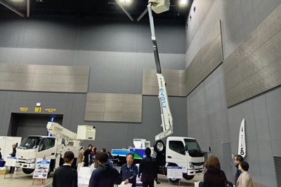 「マイスターズカップ2025」の会場に展示された高所作業車両。電線などのメンテナンスや修理に使う＝福岡市博多区で2025年12月10日、土屋渓撮影