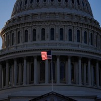 米連邦議会議事堂に掲げられた米国旗＝ワシントンで2026年1月29日、ロイター