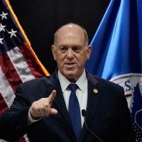 記者会見するトランプ米政権の国境警備責任者、ホーマン氏＝米中西部ミネソタ州ミネアポリスで2026年1月29日、AP