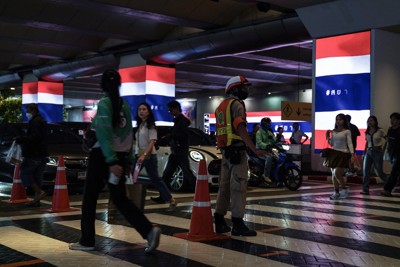 カンボジアとの国境紛争が続く中、ショッピングモールのモニターに映し出されたタイ国旗＝タイの首都バンコクで2025年7月27日、ロイター