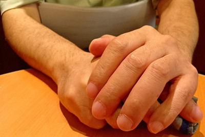 「私のように苦しいミドルシニアはたくさんいるのではないか」と語る警備員男性＝関西地方で2025年9月9日、宇多川はるか撮影