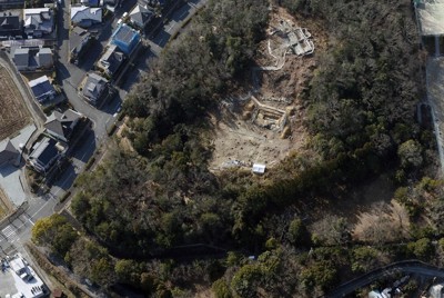 富雄丸山古墳。右上が三角縁神獣鏡3面が副葬されていたとみられる墳頂部＝奈良市で2023年1月20日、本社ヘリから