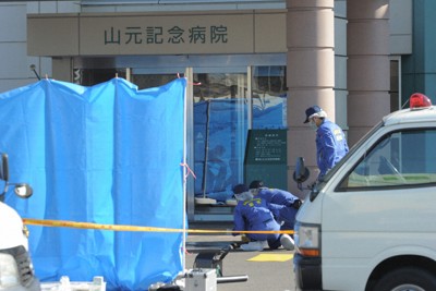 発砲現場を調べる捜査員＝佐賀県伊万里市で2011年4月5日午後4時7分