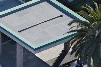 発砲事件のあった病院の玄関付近や駐車場を調べる捜査員ら＝佐賀県伊万里市の山元記念病院で2011年4月5日午後3時41分、本社ヘリから