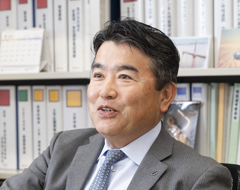 土のうを使って人力だけで道路整備　京大発の取り組み、書籍に