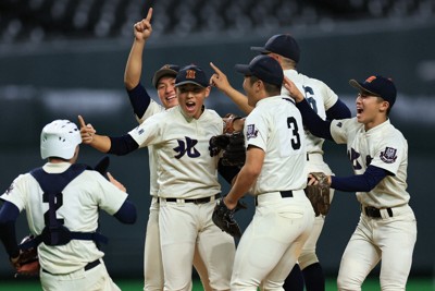 【北照－白樺学園】秋季北海道大会を制し喜ぶ北照の選手たち＝大和ハウスプレミストドームで2025年10月20日、宮間俊樹撮影