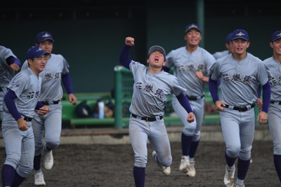 【花巻東－八戸学院光星】優勝し喜ぶ花巻東の選手たち＝岩手県花巻市の花巻球場で2025年10月17日、渡部直樹撮影