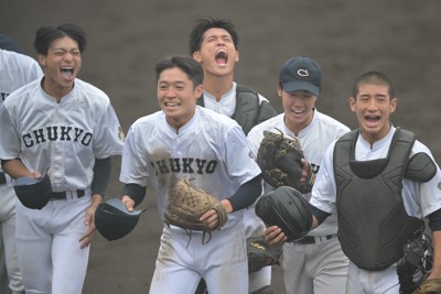 【中京大中京－大垣日大】大垣日大に勝利した中京大中京の選手たち＝愛知県刈谷市の刈谷球場で2025年10月25日、山崎一輝撮影