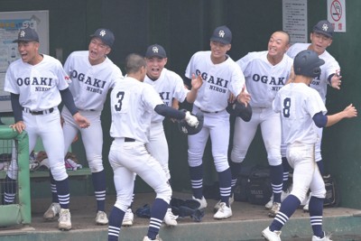 【中京大中京－大垣日大】生還した走者をベンチで迎える大垣日大の選手たち＝愛知・刈谷球場で2025年10月25日、山崎一輝撮影