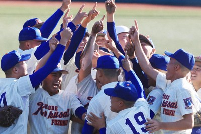 【智弁学園－神戸国際大付】優勝し喜ぶ神戸国際大付の選手たち＝さとやくスタジアムで2025年11月3日、三村政司撮影