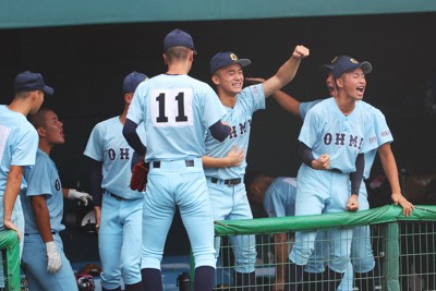 【近江－滋賀学園】適時打に盛り上がる近江の選手たち＝奈良県橿原市のさとやくスタジアムで2025年10月26日、前田梨里子撮影