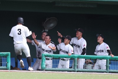 【長崎日大－熊本工】生還した選手を迎える長崎日大の選手たち＝宮崎市のひなたサンマリンスタジアム宮崎で2025年10月30日、金澤稔撮影