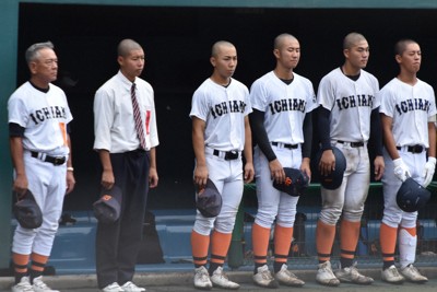 【近江－市尼崎】1回戦で敗退した市尼崎の選手たち＝奈良県橿原市のさとやくスタジアムで2025年10月19日、長宗拓弥撮影