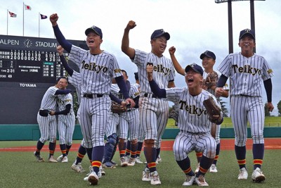 北信越大会を制した帝京長岡の選手たち＝富山市民球場で2025年10月19日、岩本一希撮影
