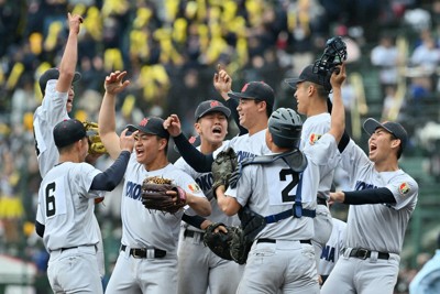 【智弁和歌山－横浜】第97回選抜大会で優勝し喜ぶ横浜の選手たち＝阪神甲子園球場で2025年3月30日、新宮巳美撮影