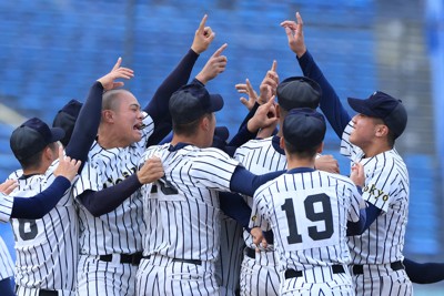 【関東一－帝京】優勝を喜ぶ帝京の選手たち＝神宮球場で2025年11月9日、滝川大貴撮影