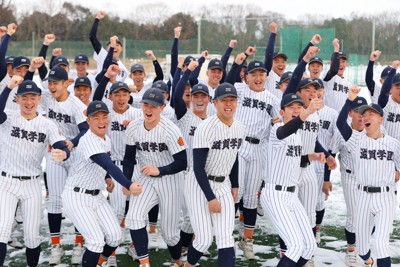 選抜出場を決めて喜ぶ滋賀学園の選手たち＝滋賀県東近江市で2026年1月30日午後4時24分、前田梨里子撮影