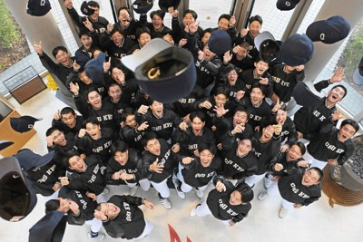 センバツ出場が決まり、帽子を投げて喜ぶ中京大中京の選手たち＝名古屋市昭和区で2026年1月30日午後4時24分、山崎一輝撮影