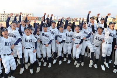 センバツ出場が決まり右手を突き上げて喜ぶ阿南光の選手たち＝徳島県阿南市の同校グラウンドで2026年1月30日午後4時57分、山本芳博撮影