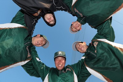 21世紀枠でセンバツ出場が決まり、喜ぶ高知農の選手ら＝高知県南国市で2026年1月30日午後4時46分、中川祐一撮影