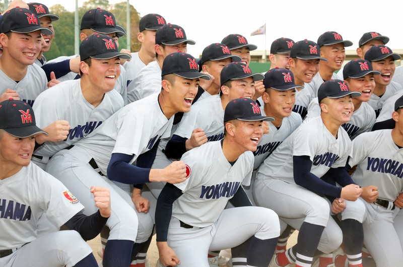 秋の悔しさを」横浜、3季連続甲子園へ 監督の目には涙 センバツ | 毎日新聞