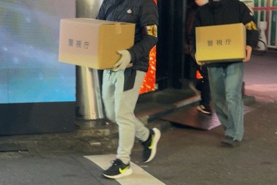 竹岡拓人容疑者が勤務するホストクラブから押収資料が入った段ボール箱を運び出す警視庁の捜査員＝東京都新宿区歌舞伎町2で2025年1月28日午後9時49分、菅野蘭撮影