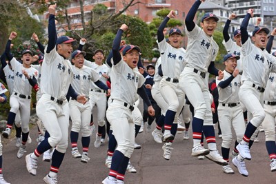21世紀枠でのセンバツ出場が決定し、ジャンプして喜ぶ長崎西の選手たち＝長崎市で2026年1月30日、野田武撮影