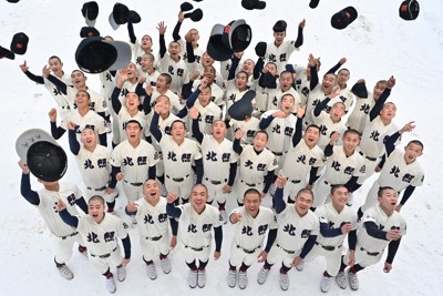 センバツ出場が決まり、帽子を投げて喜ぶ北照の選手たち＝北海道小樽市で2026年1月30日午後4時2分、宮間俊樹撮影