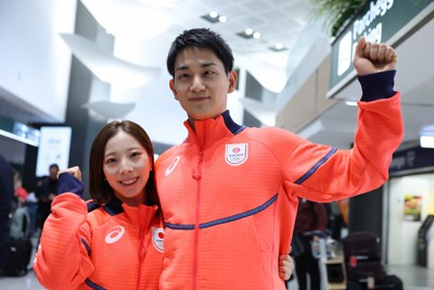 ミラノ・マルペンサ空港に到着し撮影に応じる三浦璃来（左）と木原龍一＝で2026年1月30日午前10時57分、猪飼健史撮影