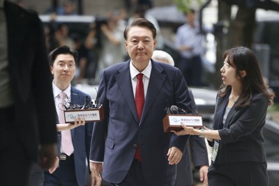 2025年7月9日、逮捕状発付の審査のためソウル中央地裁に入る尹錫悦前大統領　共同