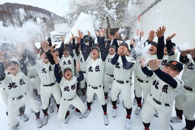 センバツ出場が決まり、雪を投げて歓声を上げる北照の選手たち＝北海道小樽市で2026年1月30日、宮間俊樹撮影