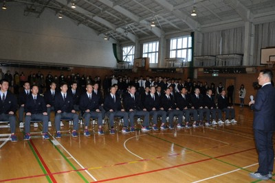 21世紀枠でのセンバツ出場を逃した選手たちに語りかける士別翔雲の渡辺雄介監督（右手前）＝北海道士別市で2026年1月30日、横田信行撮影