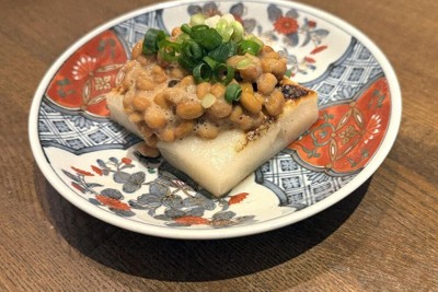 福島市内の飲食店で提供される納豆もち＝同市提供（共同）