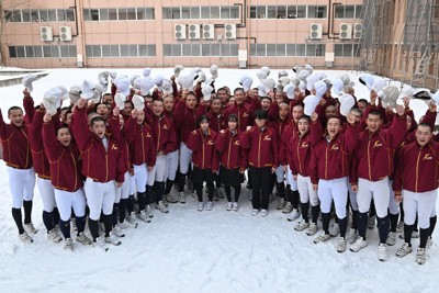 センバツ出場が決まり、喜ぶ八戸学院光星の部員たち＝青森県八戸市で2026年1月30日、三浦研吾撮影