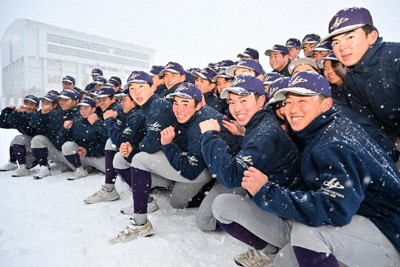 センバツ出場決定の報告を受け、喜ぶ花巻東の選手たち＝岩手県花巻市で2026年1月30日、西夏生撮影