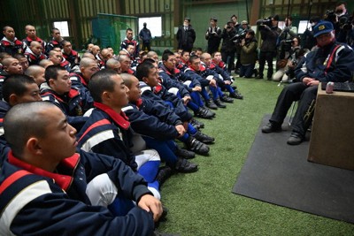 選考委員会のライブ配信を真剣な表情で見つめる聖光学院の選手たち＝福島県桑折町成田の同高野球部室内練習場で2026年1月30日、錦織祐一撮影