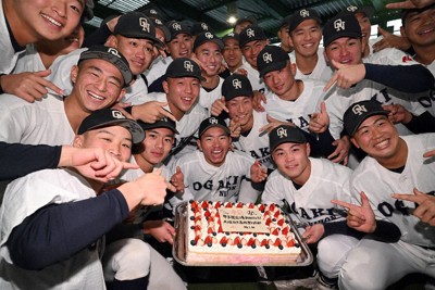 センバツ出場を決め、保護者会から贈られたケーキを囲んで喜ぶ大垣日大の選手たち＝岐阜県神戸町で2026年1月30日、武市公孝撮影
