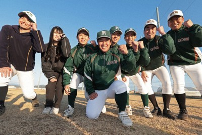 21世紀枠でセンバツ出場が決まり、喜ぶ高知農の選手ら＝高知県南国市で2026年1月30日午後4時43分、中川祐一撮影