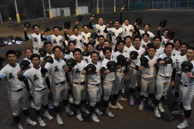 センバツ出場を決め決意を新たにする英明の選手たち＝高松市の同校グラウンドで2026年1月30日午後5時46分、森田真潮撮影