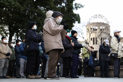 原爆ドーム前で候補者の第一声を聞く有権者ら＝広島市内で2026年1月27日、佐藤賢二郎撮影